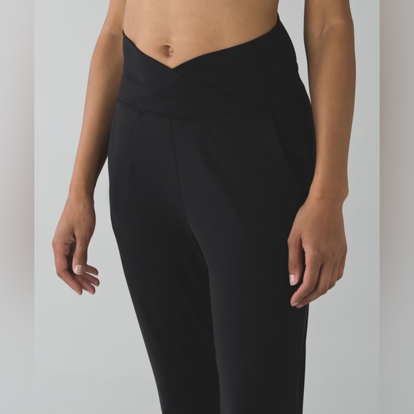EUC Lululemon Sunset Salutation Crop in Black - Picture 4 of 15
